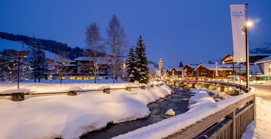 Ort am Arlberg zur blauen Stunde