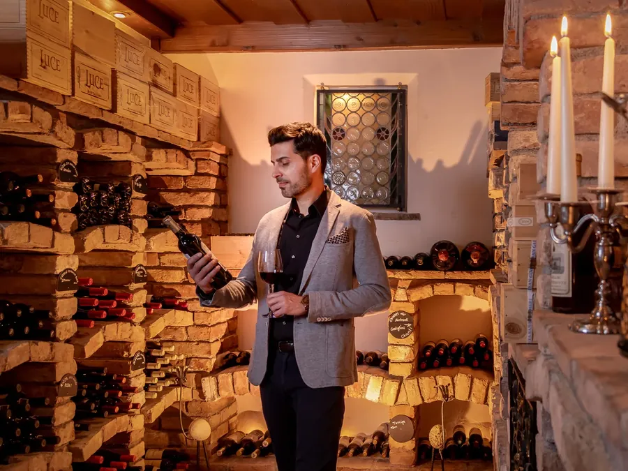 Sommelier im Weinkeller des Hotels