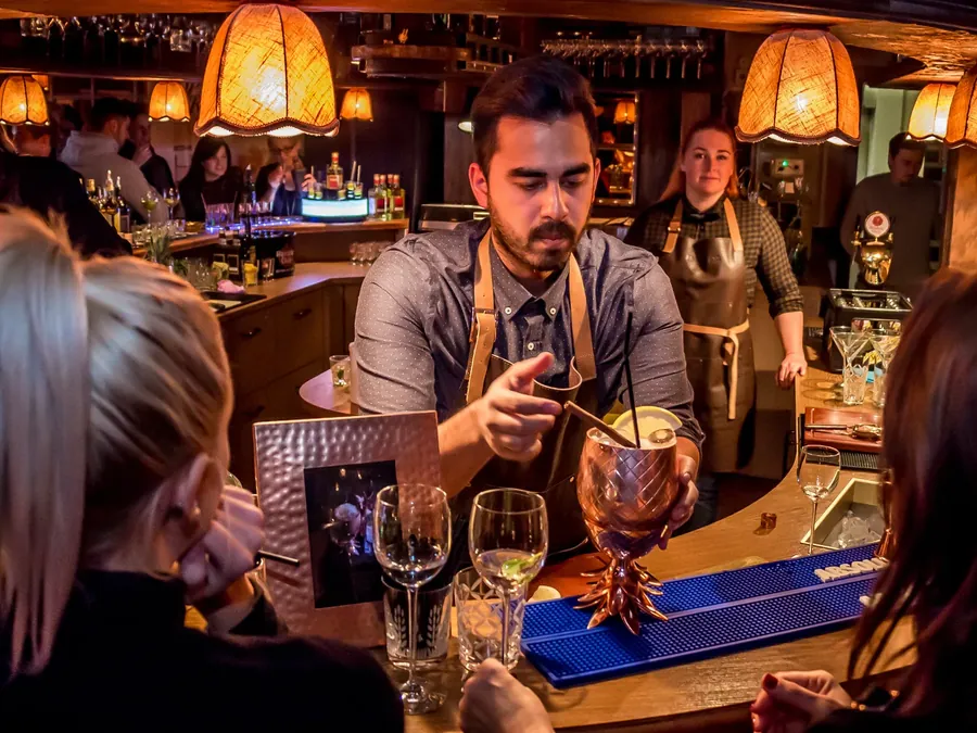 Barkeeper mixt Cocktails an der Hotelbar