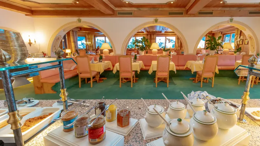 Speisesaal mit Bogenfenstern und gedeckten Tischen